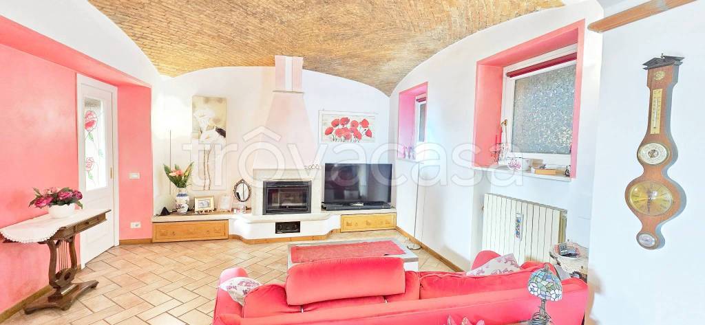 appartamento in vendita ad Angera