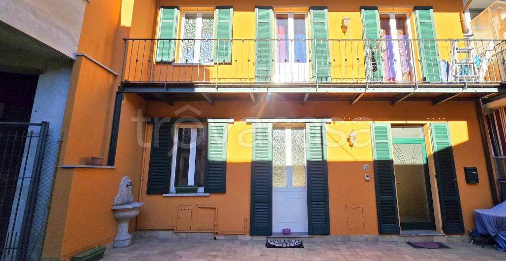casa indipendente in vendita ad Angera