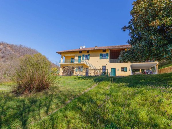 casa indipendente in vendita ad Angera