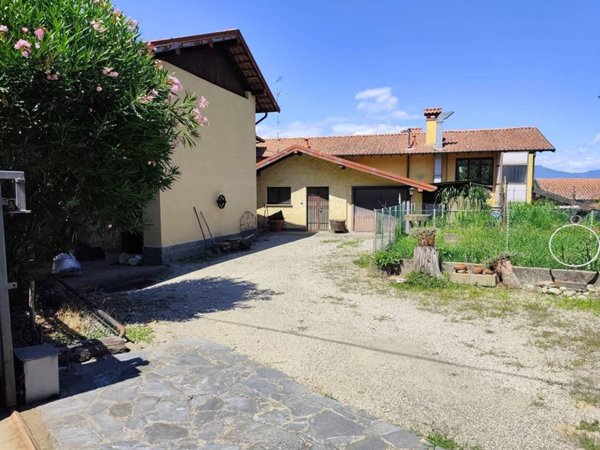 casa indipendente in vendita ad Angera in zona Capronno