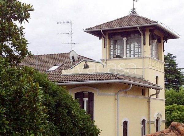 appartamento in vendita ad Angera