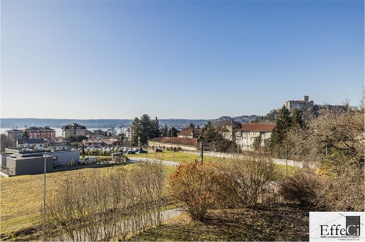 casa indipendente in vendita ad Angera