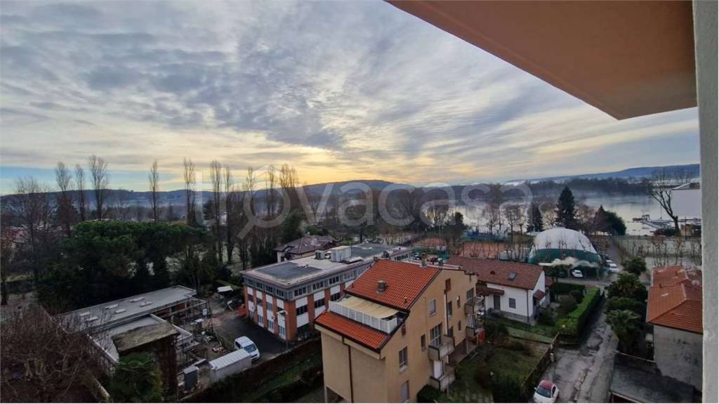 appartamento in vendita ad Angera