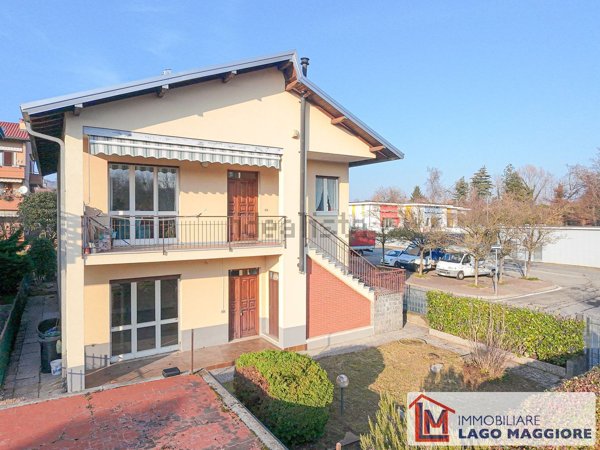 casa indipendente in vendita ad Angera