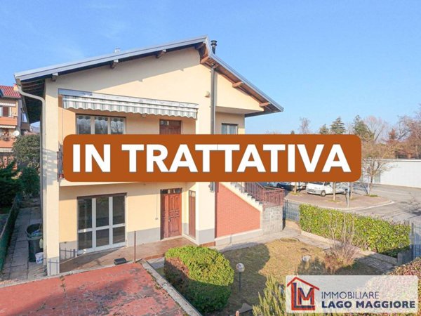 casa indipendente in vendita ad Angera