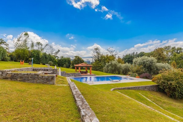 casa indipendente in vendita ad Angera