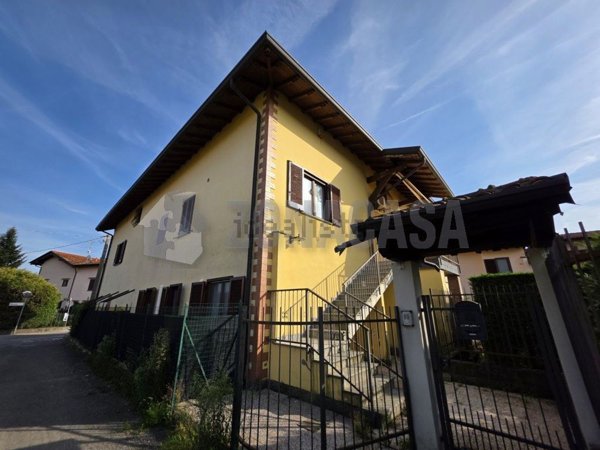 appartamento in vendita ad Angera
