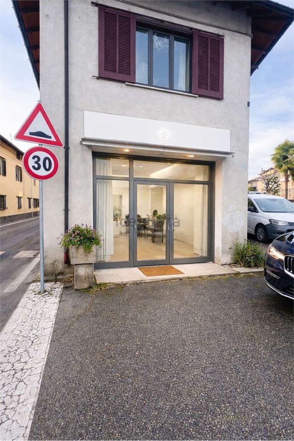locale commerciale in vendita ad Angera