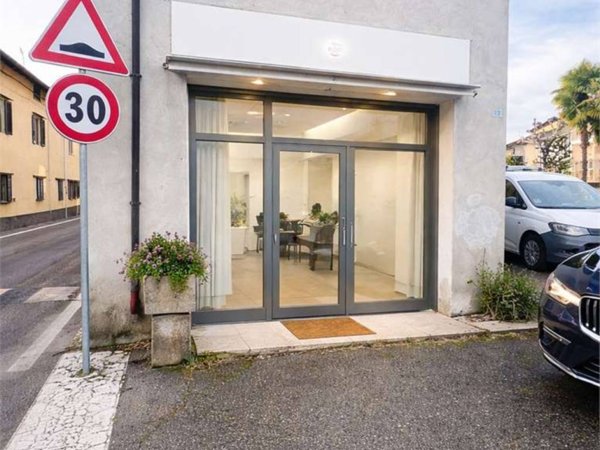 negozio in vendita ad Angera