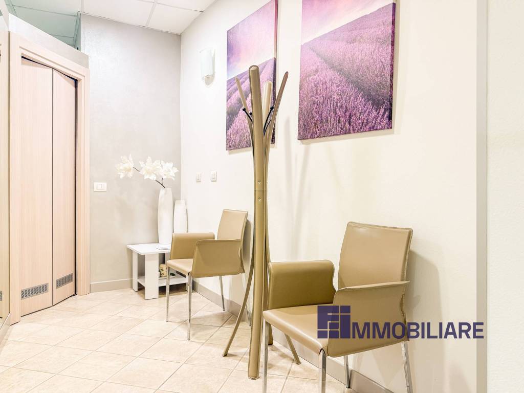 negozio in vendita ad Angera