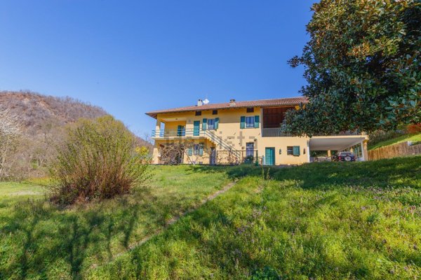 casa indipendente in vendita ad Angera