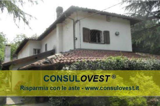 casa indipendente in vendita ad Angera