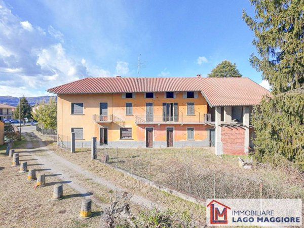 casa indipendente in vendita ad Angera
