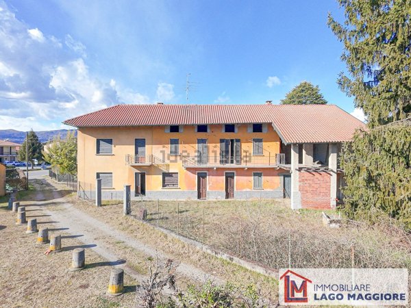 casa indipendente in vendita ad Angera