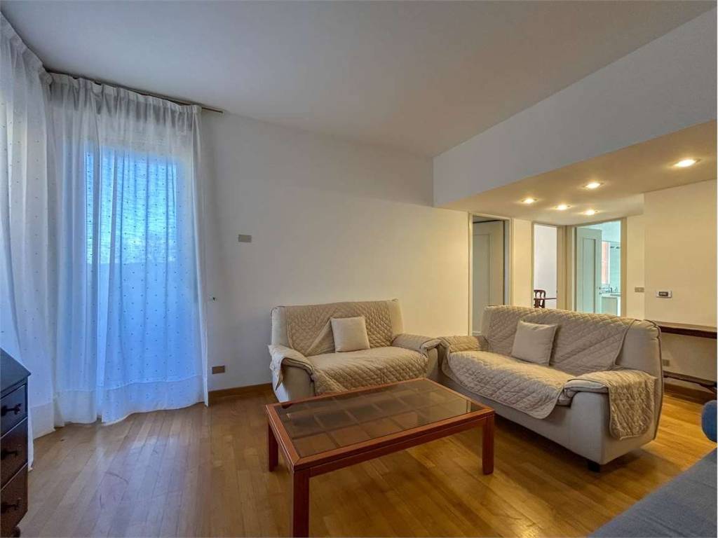 appartamento in vendita ad Angera