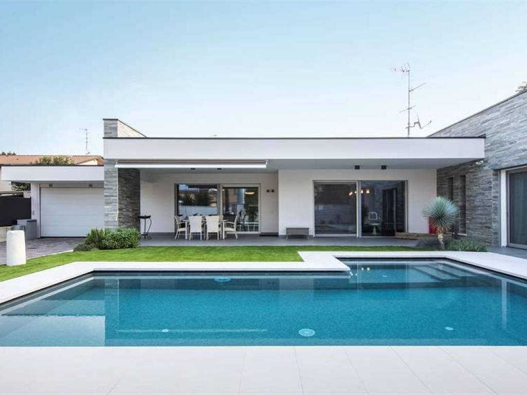 casa indipendente in vendita ad Angera