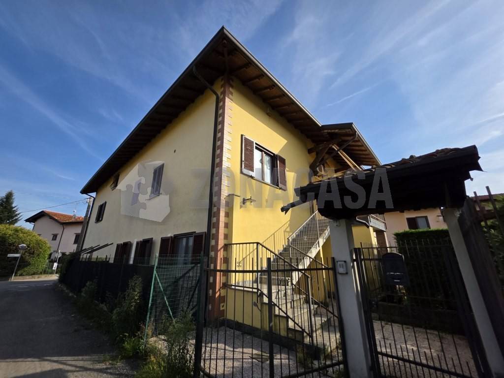 appartamento in vendita ad Angera