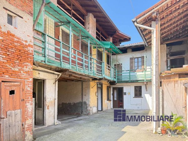 casa indipendente in vendita ad Angera