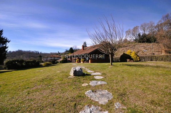 casa indipendente in vendita ad Angera