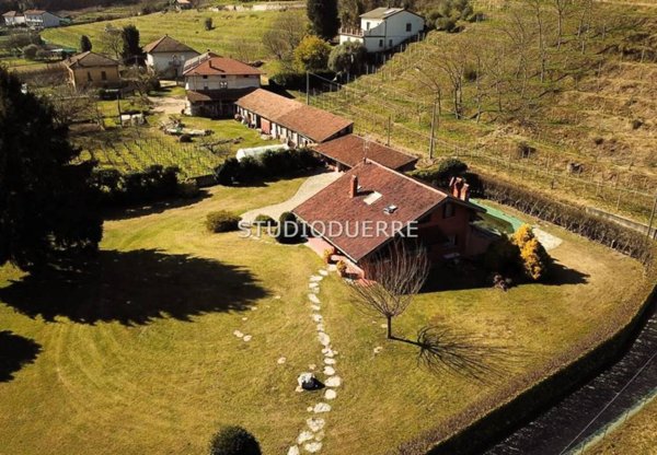 casa indipendente in vendita ad Angera in zona Barzola