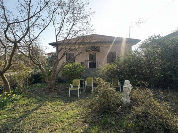 casa indipendente in vendita ad Angera