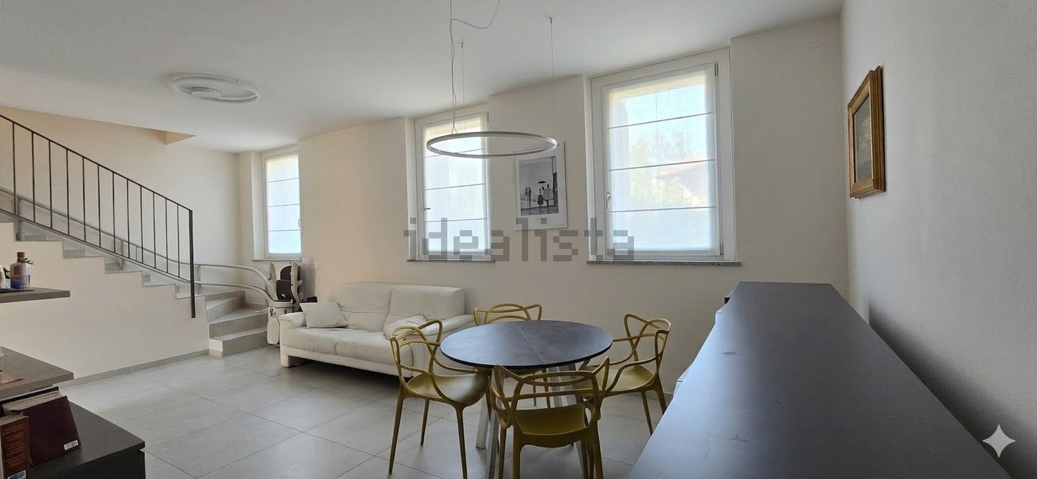 casa indipendente in vendita ad Angera in zona Capronno