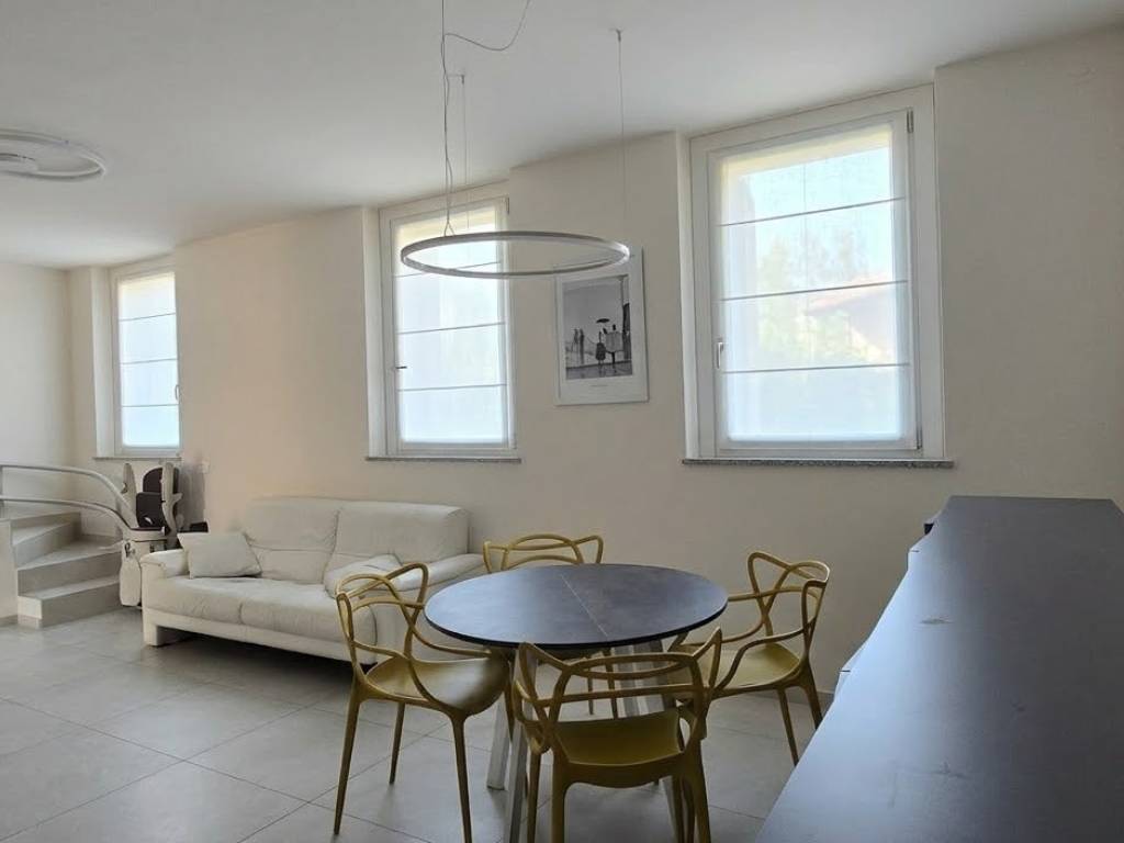 casa indipendente in vendita ad Angera in zona Capronno