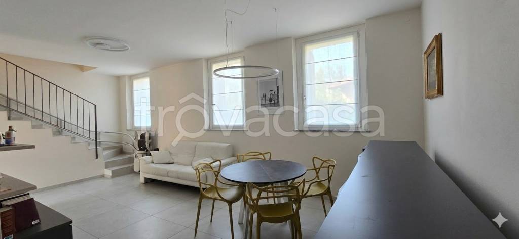 casa indipendente in vendita ad Angera in zona Capronno