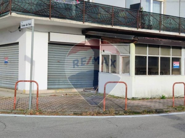 negozio in vendita ad Angera