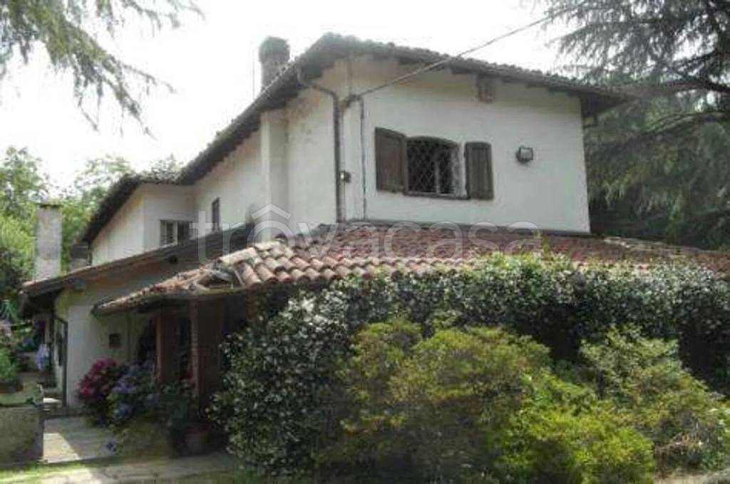 casa indipendente in vendita ad Angera