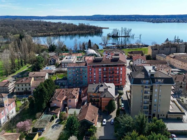 casa indipendente in vendita ad Angera