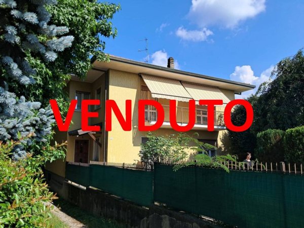 casa indipendente in vendita ad Angera in zona Barzola