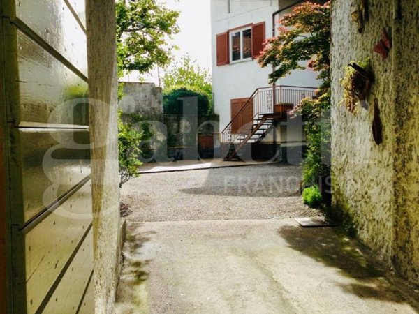 casa indipendente in vendita ad Angera