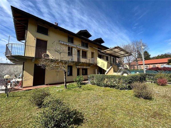 appartamento in vendita ad Angera