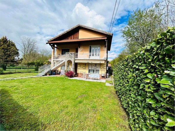 appartamento in vendita ad Angera in zona Barzola