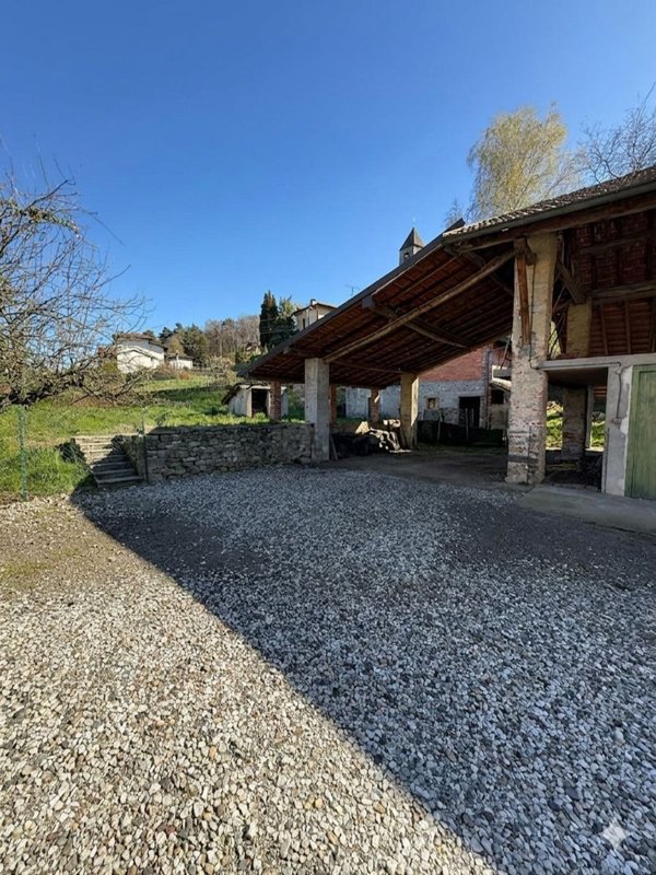 casa indipendente in vendita ad Angera