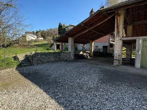 casa indipendente in vendita ad Angera in zona Capronno