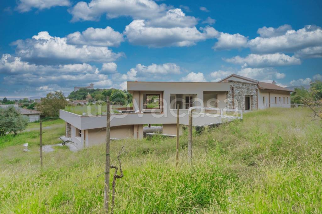 casa indipendente in vendita ad Angera