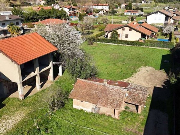 casa indipendente in vendita ad Angera in zona Barzola
