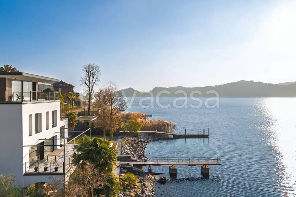 casa indipendente in vendita ad Angera