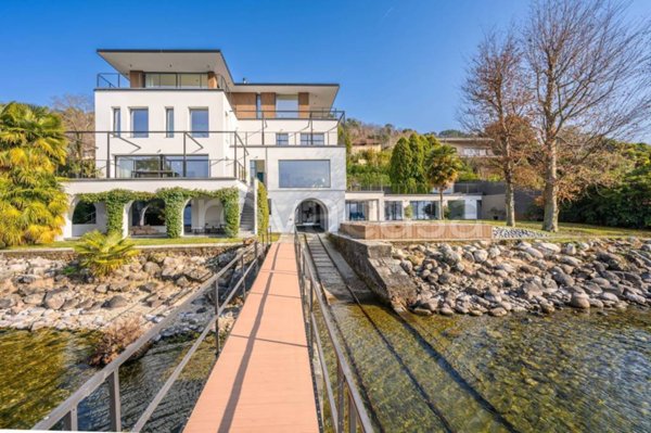 casa indipendente in vendita ad Angera