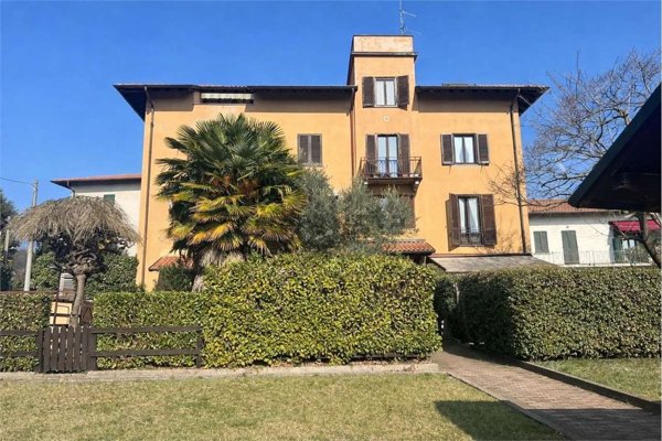appartamento in vendita ad Angera