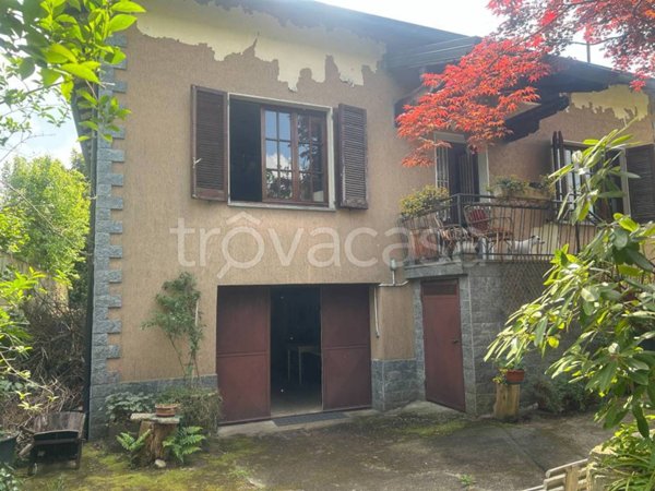 casa indipendente in vendita ad Angera