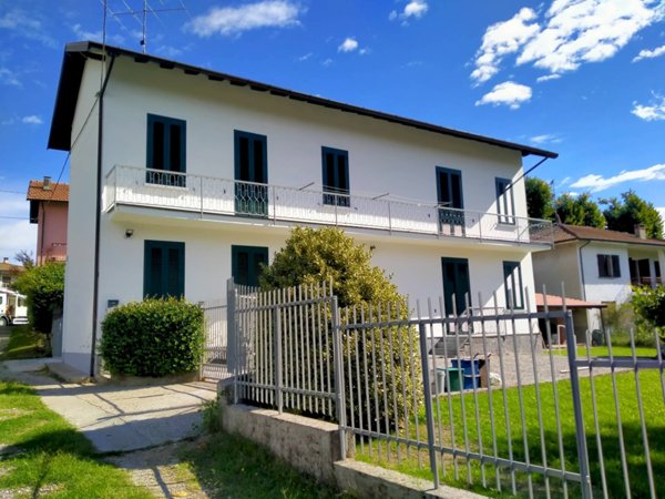 casa indipendente in vendita ad Angera