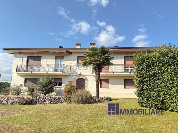 casa indipendente in vendita ad Angera