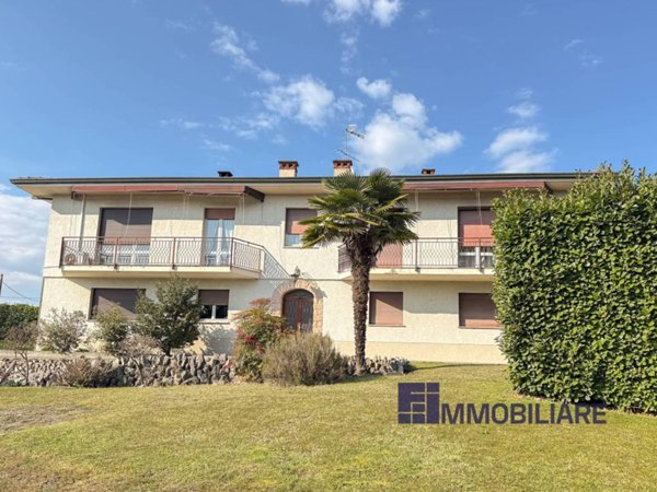 casa indipendente in vendita ad Angera