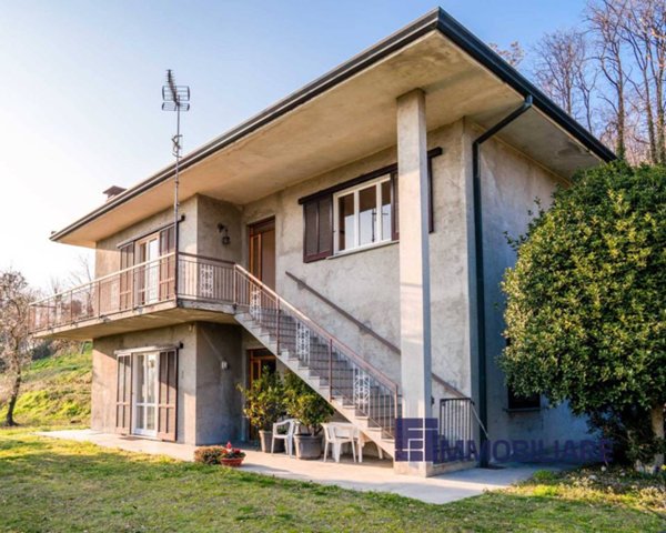 casa indipendente in vendita ad Angera
