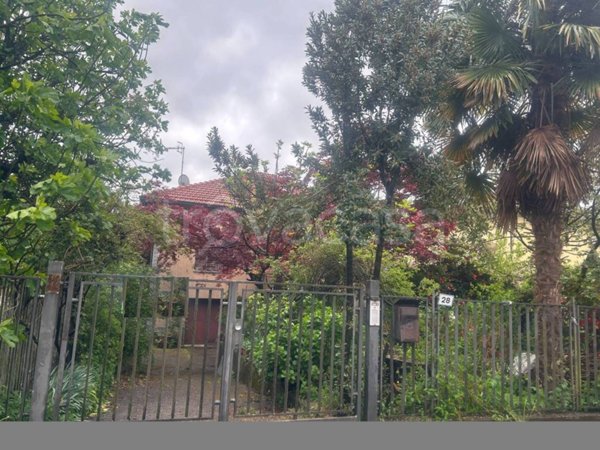 casa indipendente in vendita ad Angera