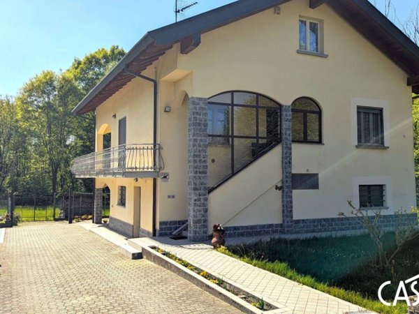 casa indipendente in vendita ad Angera