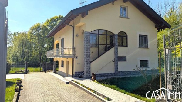 casa indipendente in vendita ad Angera